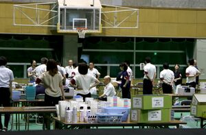 参院選の開票で、予定時間を過ぎても比例代表の作業が続いた小千谷市=22日午前2時ごろ、小千谷市総合体育館
