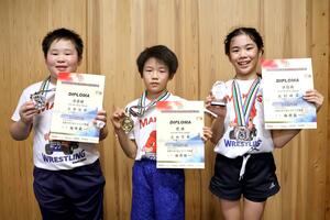 全国大会で好成績を残した(左から)石井佑磨さん、大地琴奏さん、北村映菜さん=新潟市西蒲区角田浜