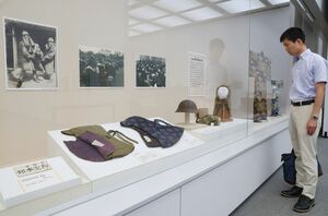 戦時中の市民生活や社会の様子を伝える展示=12日、長岡市関原町1