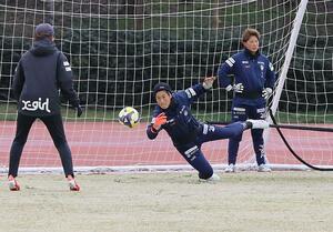 ノジマ相模原戦に向けて練習に励むGK平尾知佳=新潟市中央区