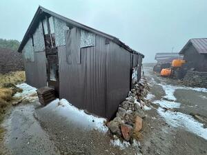 初雪が確認された北海道・大雪山系黒岳の山頂付近=21日午前(黒岳石室管理人提供)