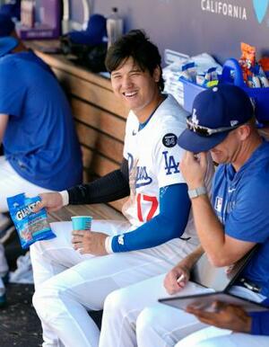 パドレス戦の9回、ベンチで笑顔を見せるドジャース・大谷=ロサンゼルス(共同)