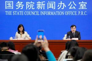 　主要統計を発表する中国国家統計局の記者会見＝１６日、北京（共同）