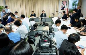 　自民党総裁選挙管理委員会後、記者団の取材に応じる逢沢一郎委員長（奥右）＝２７日午後、東京・永田町の党本部