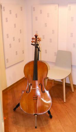 千葉大病院に寄贈された防音室。チェロは山本栞路さんの両親が持参した=10月7日、千葉市