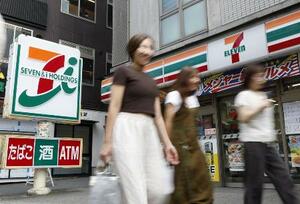 セブン―イレブンの店舗=2025年7月、東京都新宿区