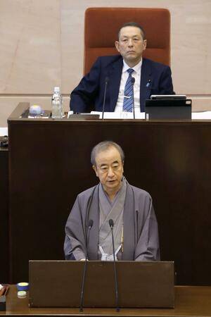 新たな子育て支援事業などを盛り込んだ2025年度の当初予算案について説明する花角英世知事=2月17日、県議会