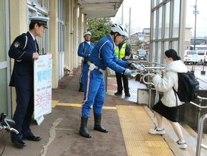 4月に始まる自転車の青切符制度について高校生らに周知するサイクルポリスら=燕市のJR吉田駅前