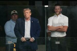 　米バージニア州でゴルフ大会を観戦するトランプ大統領（中央）＝９日（ＡＰ＝共同）