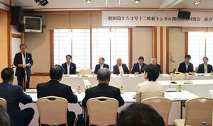 期成同盟会総会であいさつする水落敏栄会長=十日町市山崎