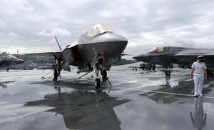 英海軍のF35B戦闘機(中央)=2021年9月