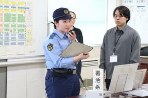 技能競技会で、目撃者から聞き取った内容を無線で伝える警察官=新潟市西区小新西2