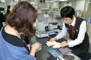 2025年用の年賀はがきを買い求める客=11月1日、新潟市中央区