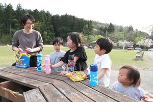 この日全国最高気温となる32.5度を記録した三条市=4月15日、三条市総合運動公園