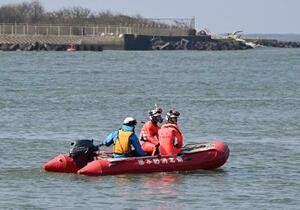 　海に転落した釣り人の捜索活動をする消防隊員＝２１日午前１０時４分、福井県坂井市