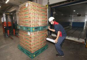 モーダルシフトを推進する、ブルボンの商品積み込み作業=新潟市南区のブルボン新潟南工場