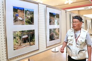 山古志の復興を記録した写真展を開いている片桐恒平さん=長岡市山古志竹沢