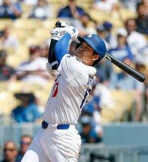 ナショナルズ戦の8回、26号2ランを放つドジャース・大谷=ロサンゼルス(共同)
