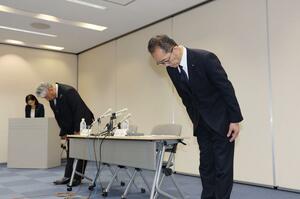 謝罪するNSTの酒井昌彦社長(右)と髙島裕介取締役=4日、新潟市中央区