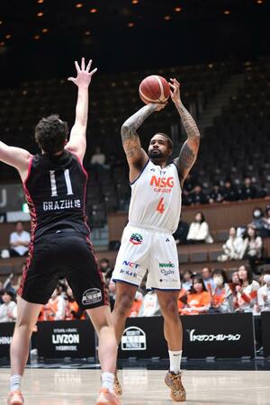 品川-新潟 シュートを打つフェルプス=東京都の国立代々木競技場第二体育館(新潟アルビレックスBB提供)