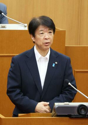 阿賀町議会5月第1回会議で、議案について説明する神田一秋町長=5月19日、阿賀町役場