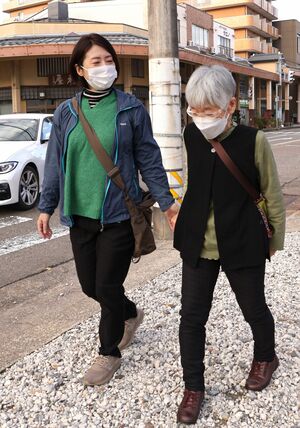 介護保険外サービスを行う事業所を開業した丸山恵理子さん(左)=上越市