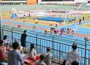 弥彦競輪場で開幕した寬仁親王牌の1次予選レース=10月17日、弥彦村弥彦