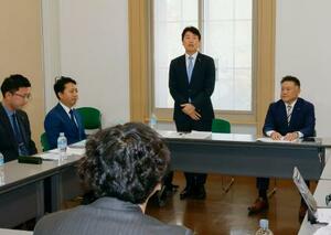 大都市制度の在り方を議論する勉強会の初会合で、あいさつする国民民主党の足立康史参院議員(右から2人目)=10日午後、大阪市北区