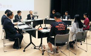 五泉ブランドの創出などについて話し合った花角英世知事との車座トーク=五泉市赤海