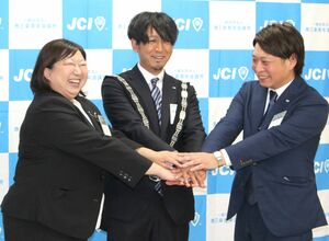 燕三条JC新理事長候補の齋藤和也さん(中央)と監事候補の酒井高輝さん(右)、高橋夢乃さん=7月2日、三条市桜木町