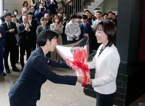 広島県庁に初登庁し、花束を受け取る横田美香新知事(右)=1日午前