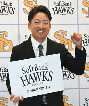 　ソフトバンクの中学生硬式野球チームの初代監督に就任し、ポーズをとる嘉弥真氏＝１３日、みずほペイペイドーム