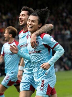 NECナイメヘン戦の前半、先制ゴールを決め喜ぶフェイエノールトの上田(手前)=ナイメヘン(共同)