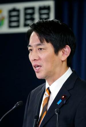 記者会見する自民党の小林政調会長=19日午後、東京・永田町の党本部