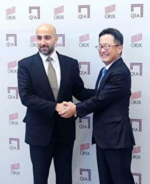 　共同ファンドの立ち上げを発表したオリックスの高橋英丈社長（右）とカタール投資庁の幹部＝１１日午後、東京都港区