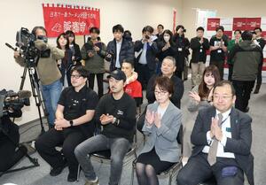 結果発表を見守ったラーメン店主ら＝６日、新潟市中央区の新潟市役所ふるまち庁舎