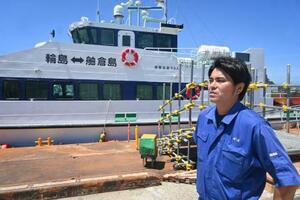 旅客船(奥)の接岸テストを終えた船長の泉陽介さん=24日午後、石川県輪島市の輪島港