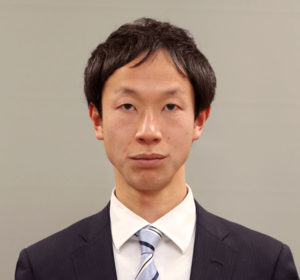 鈴木映氏