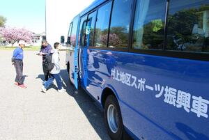 主に地域クラブ活動で使用するため、村上市が配備しているスポーツ振興車＝村上市