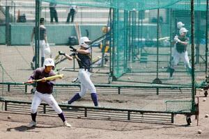 打撃練習する関東第一の選手たち=兵庫県西宮市