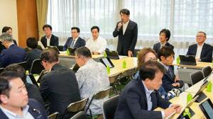 自民党の税制調査会と社会保障制度調査会の合同会合で、あいさつする小野寺税調会長=22日午後、東京・永田町の党本部