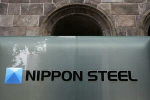 日本製鉄本社が入るビル前のロゴ=2025年8月、東京・丸の内