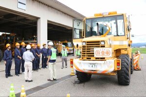 除雪機械を見学する県央工業高校の生徒＝三条市大宮新田