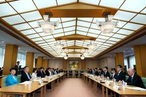衆参両院の各党派を集めた全体会議。皇族数確保策に関する「立法府の総意」を決定した=10日午後、衆院議長公邸