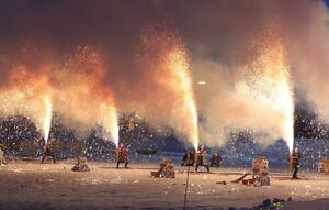 火柱が激しく吹き上がる手筒花火＝妙高市