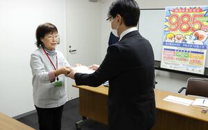 新潟労働局長宛の要請書を手渡す県労連議長の寺崎洋子さん(左)=3月14日、新潟市中央区美咲町1