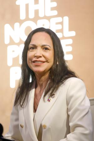 記者会見するベネズエラの野党指導者マリア・コリナ・マチャド氏=11日、ノルウェー・オスロ(共同)