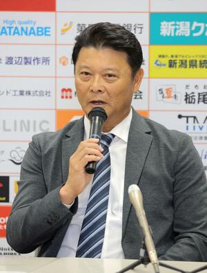 今季を振り返る橋上秀樹監督=エコスタ
