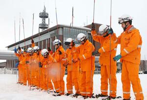 雪崩を想定した救出訓練をこなす署員=長岡市千歳1