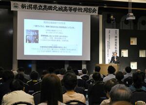 難病発症に関わる研究について語る長谷川成人さん=7月20日、上越市西城町3